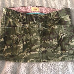 Levi’s Camo Skirt, size 5